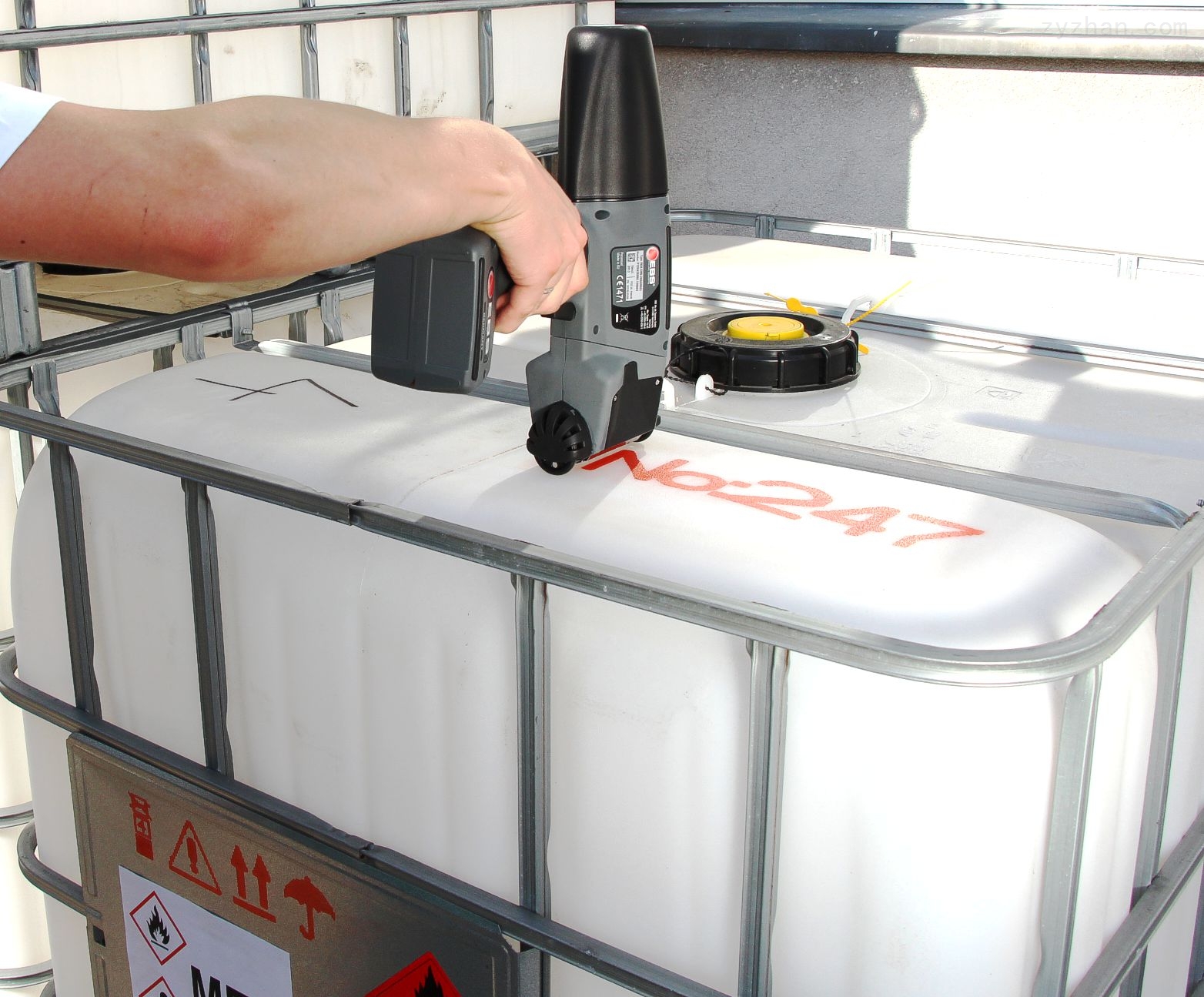  EBS大字符手持噴碼機噴塑料桶